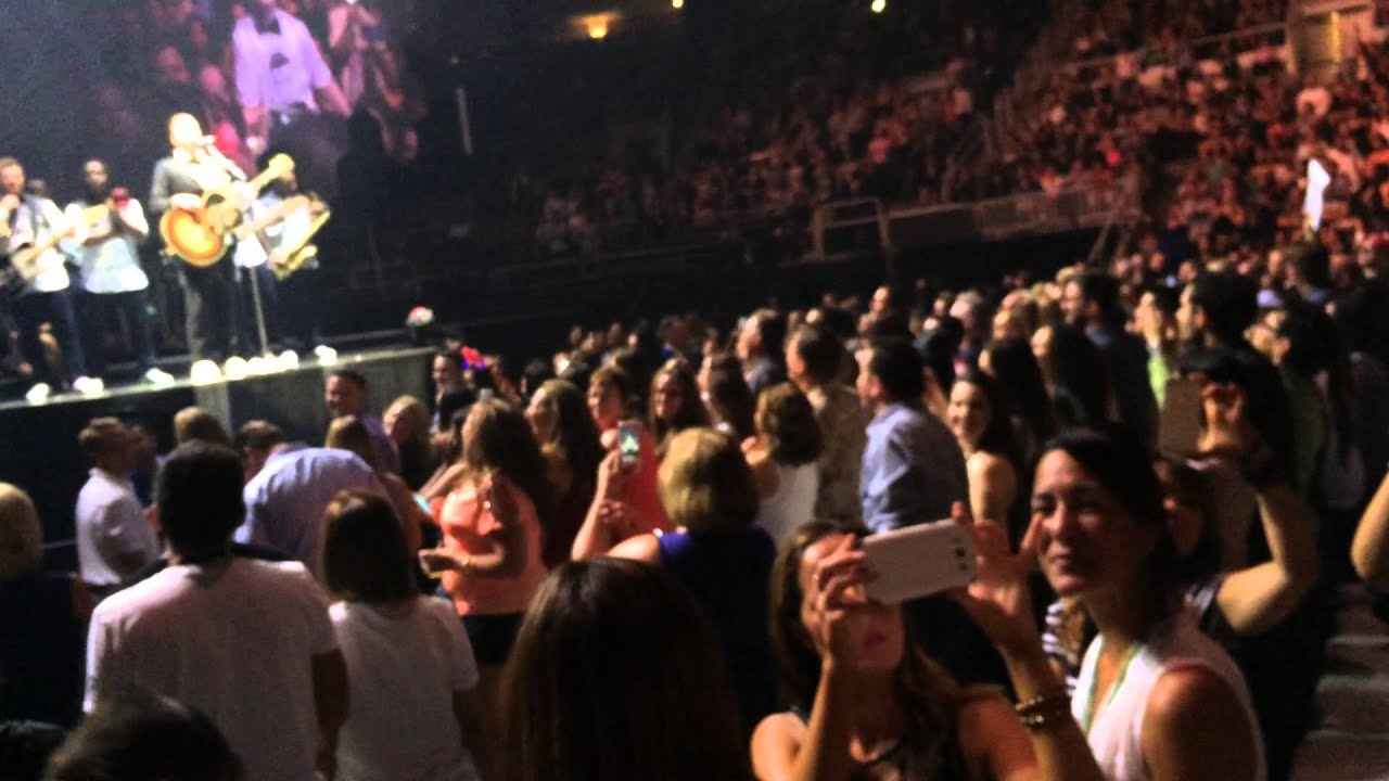 Justin Timberlake and 25,000 fans sing Happy Birthday to 8 year old boy with Autism!