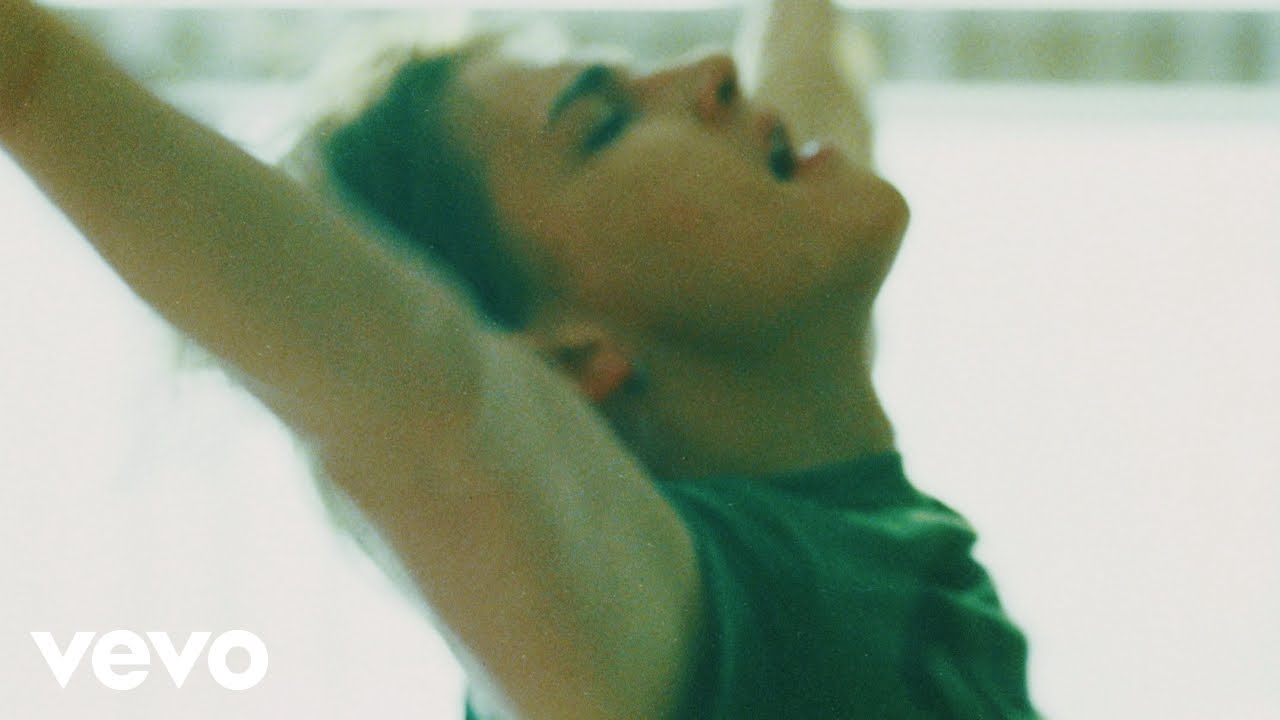 Elton John, Brandi Carlile - Swing For The Fences