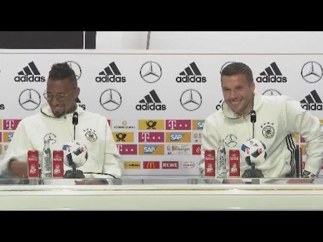 "Kraulen an den Eiern": Poldi verteidigt Löw und erntet auf PK schallenden Applaus