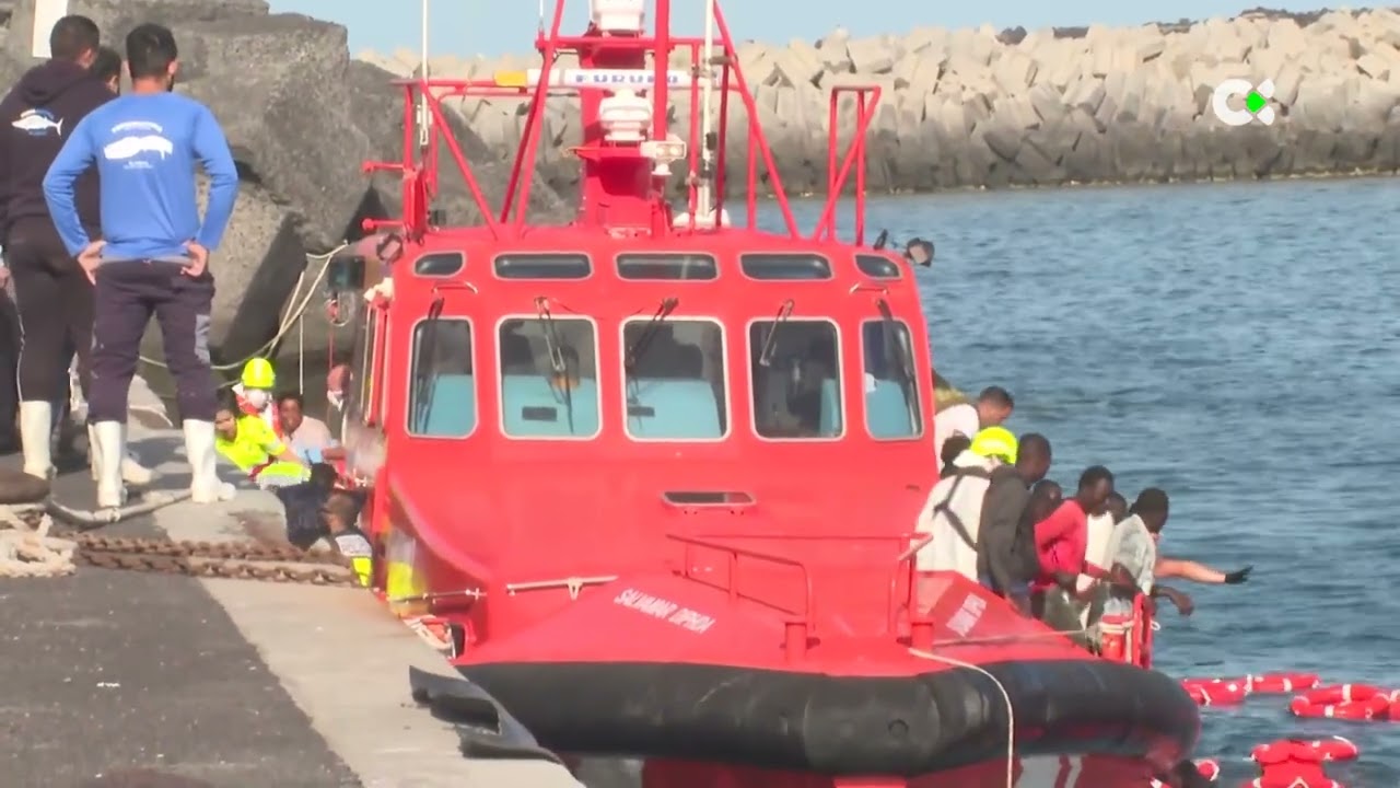 Vuelca un cayuco en La Restinga