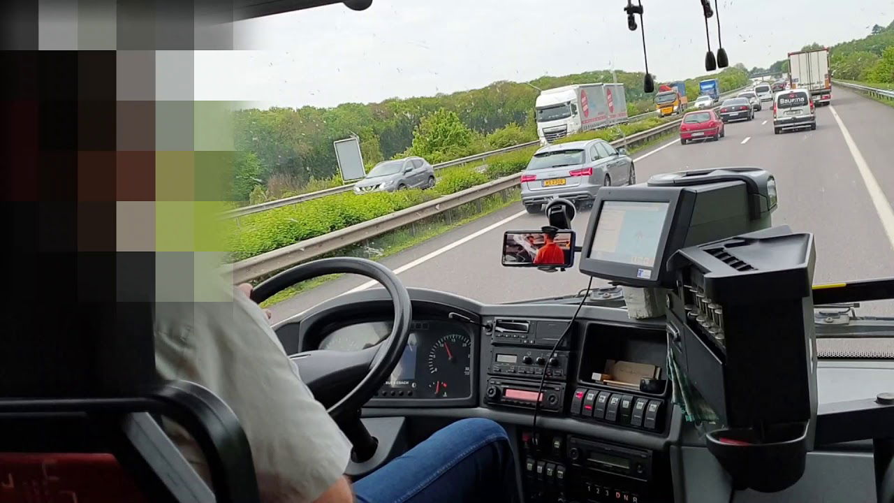 Busfahrer schaut auf der A1 bei voller Fahrt Netflix