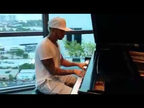 Lewis Hamilton toca canción de Adele