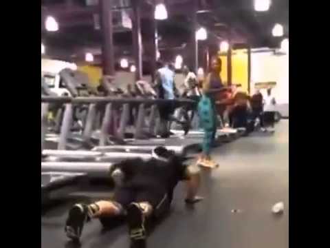 Typ guckt frau hinterher und fliegt vom Laufband #Witzig