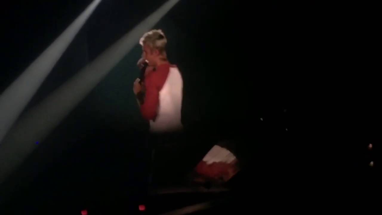 Justin Bieber kicks a fans present off the stage - "Don't throw hats, I don't want that sh*t!"