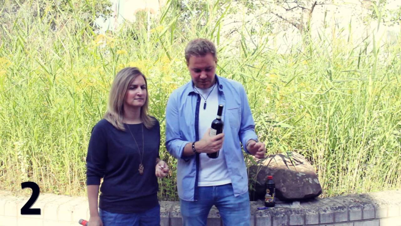 So bekommt ihr Eure Weinflasche ohne Korkenzieher auf