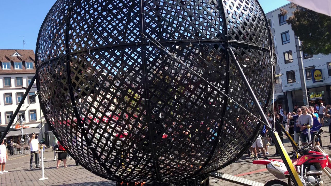 Circus Cristallo fährt mit drei Motorrädern in der Todeskugel