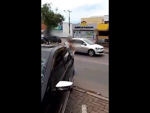 EM CEILÂNDIA, MULHER TRAÍDA SE DESESPERA E DESTRÓI CARRO DO NAMORADO