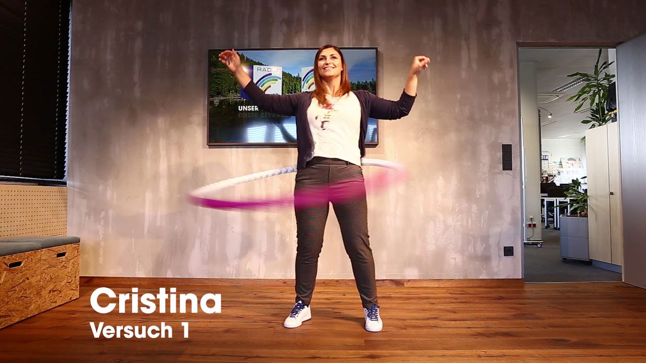 Cristina und Otti versuchen Hula Hoop