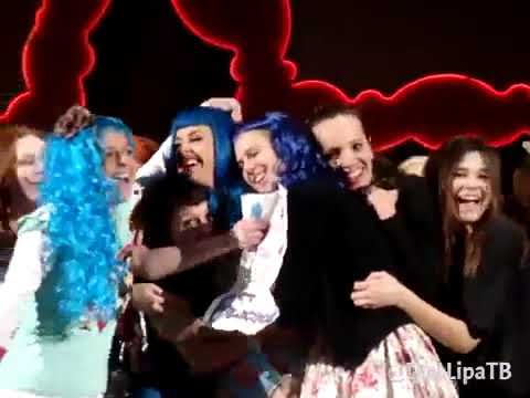 Dua Lipa dancing with Katy Perry on stage on California Dreams Tour