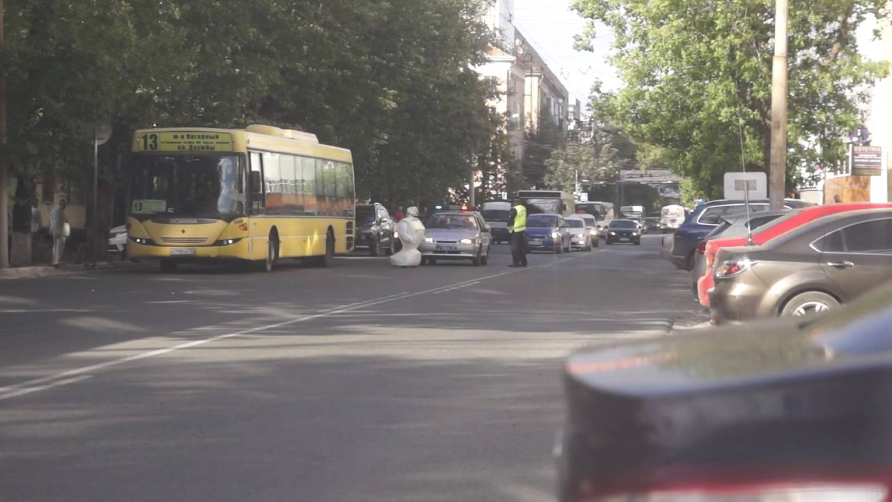 Сбежал робот! Escaped robot holds up traffic in Russia