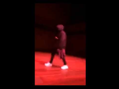 Kanye West und Vic Mensa performen einer High School