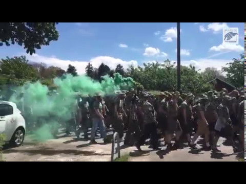 Ultras von Dynamo Dresden marschieren durch Karlsruhe