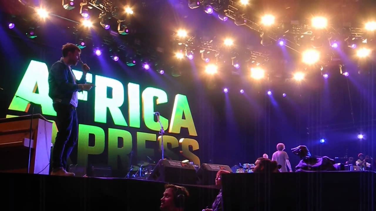 Africa Express@Roskilde'15: Damon Albarn being carried off stage