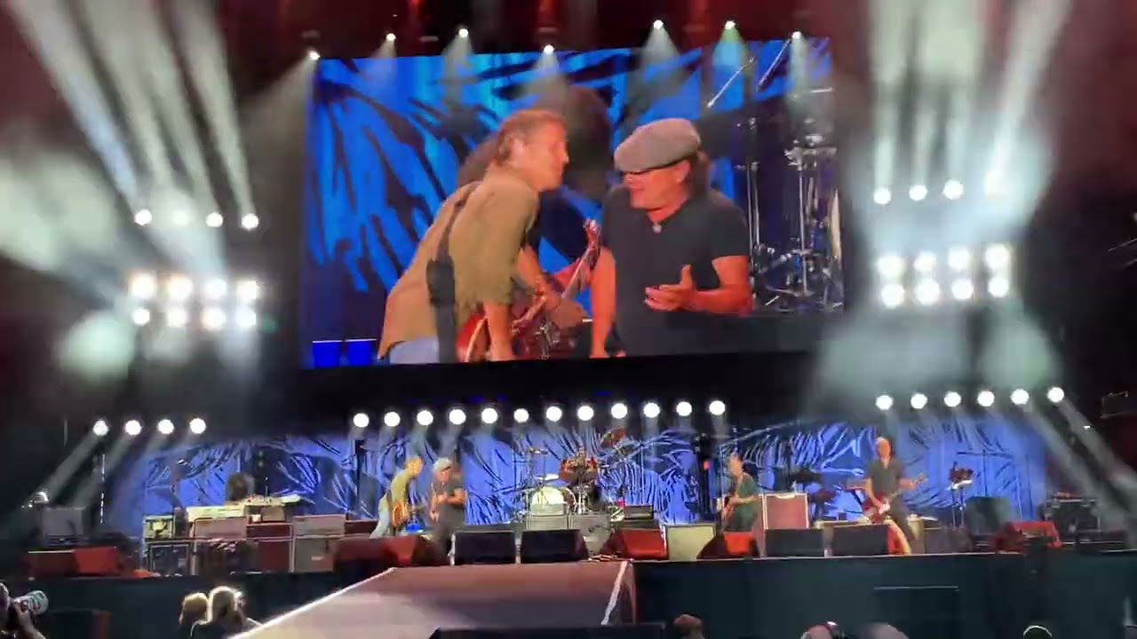 Taylor Hawkins Tribute Concert - Brian Johnson & Lars Ulrich with Foo Fighters - Back In Black