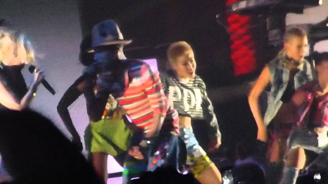 Pharrell Williams feat. Gwen Stefani - "Hollaback Girl" 