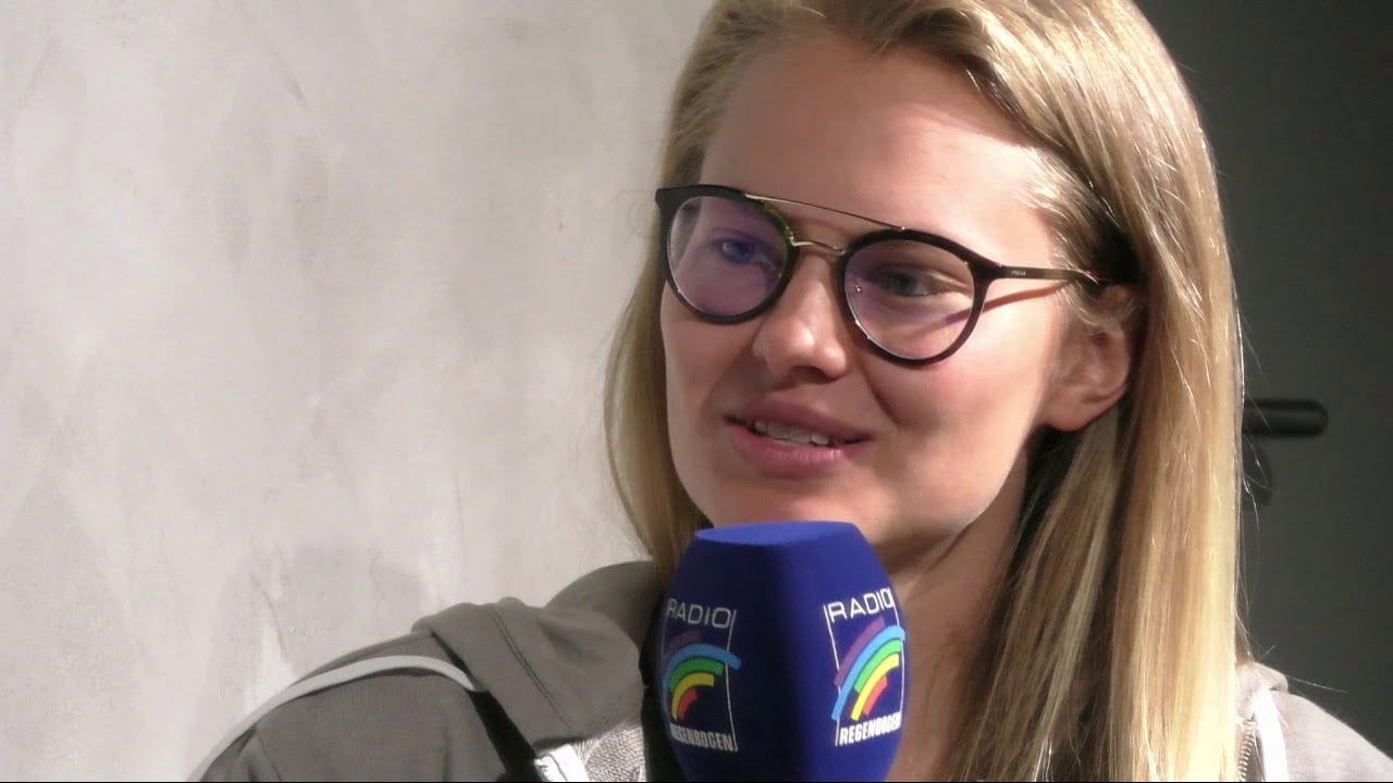 Fußballspielerin Maxi Rall im Radio Regenbogen Interview