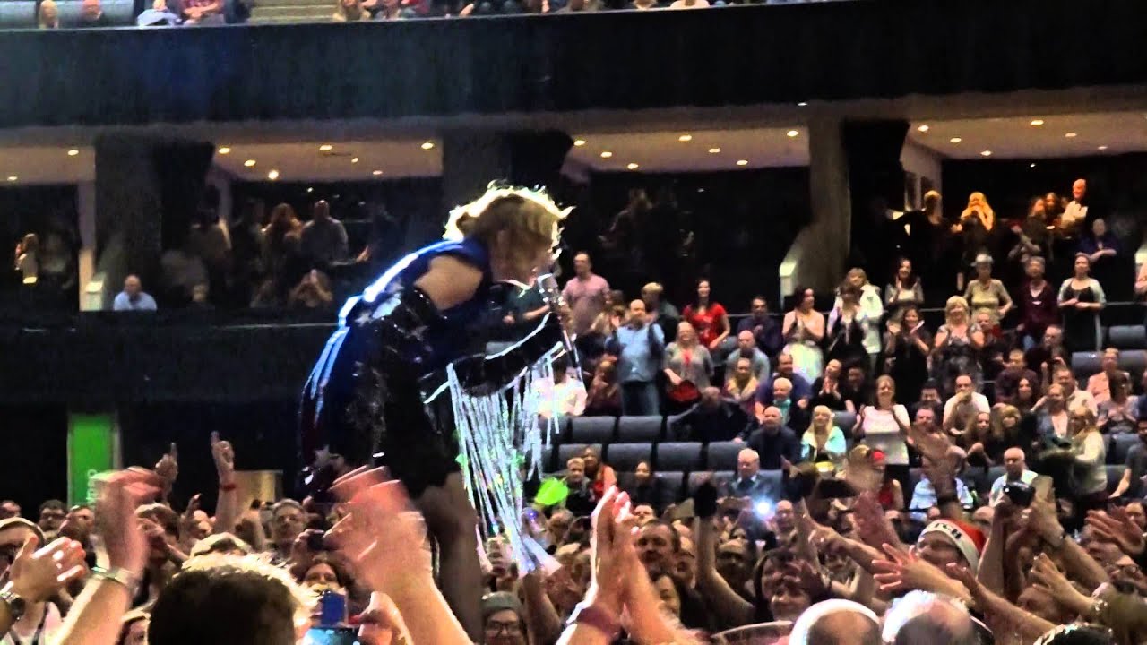 Madonna sings Holiday Unplugged No Sound in Glasgow Front Row