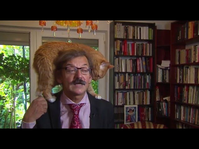 Give an interview with his cat on the Shoulders (Poland) 2018