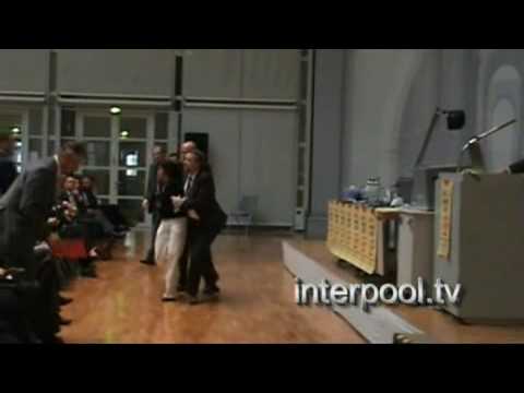 Torte auf Oettinger - Protest gegen 1-Euro-Jobs