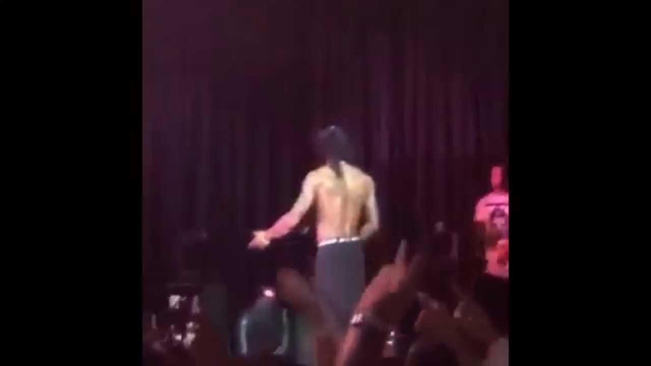 [Full Video] Lil Wayne Throws Mic At DJ During Concert