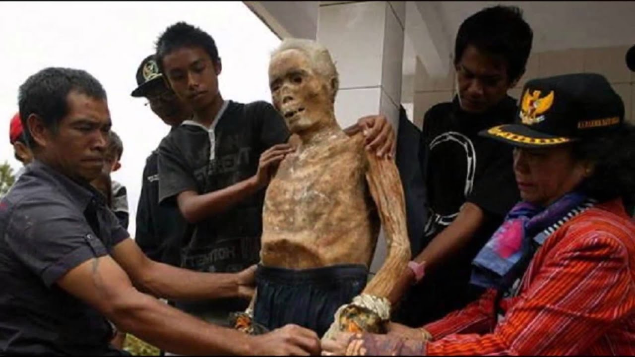 Tradisi Ma'nene, Ritual Mengganti Pakaian Mayat di Tana Toraja