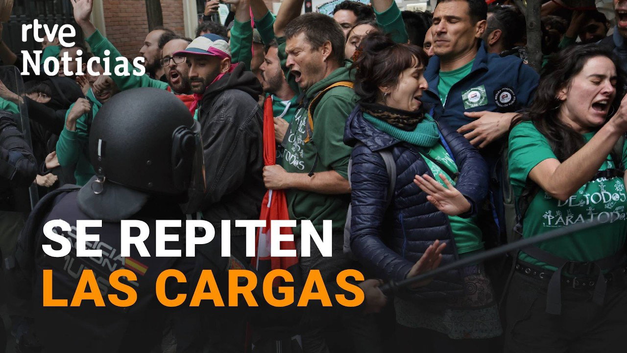 Tensión entre policía y manifestantes al irrumpir la huelga educativa de Madrid en un acto de Ayuso