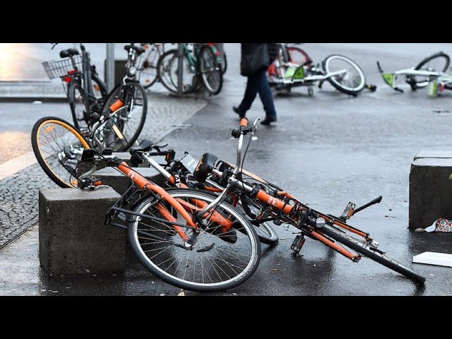 Sturm Friederike: Selbstständiges Dixi-Klo und fliegende Fahrräder