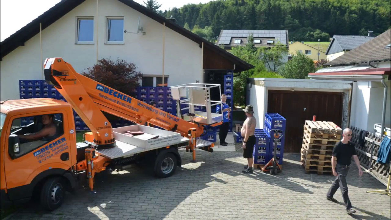 2 Minuten Action mit blauen Bierkisten in Geisingen als Hochzeitsgeschenk/Hochzeitsstreich