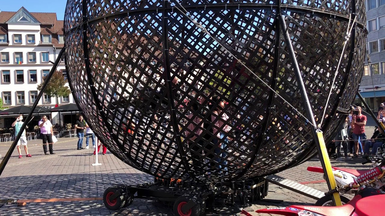 Circus Cristallo führt Motorradstunts in der Todeskugel vor