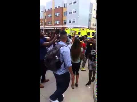 Crowd Singing Kendrick Lamar's "Alright"