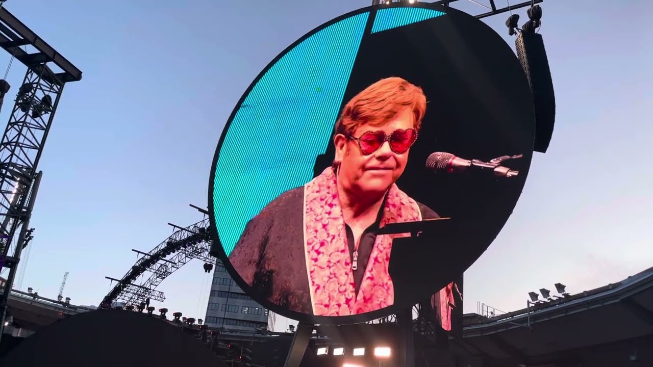 Coldplay pays tribute to Elton John on his last concert🥰