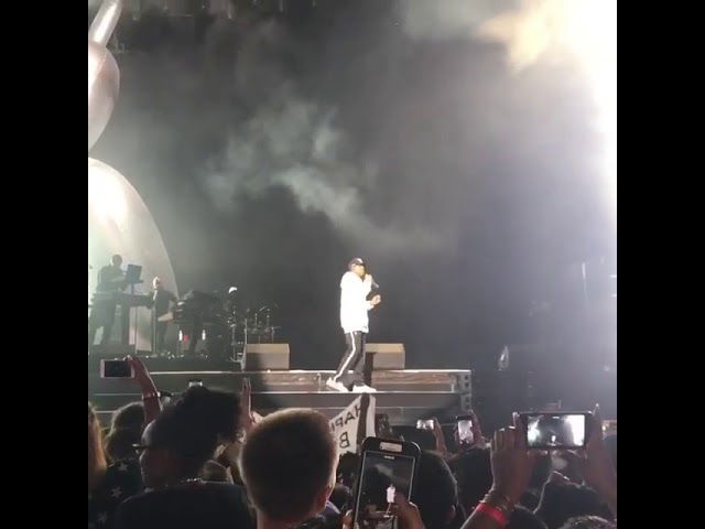 JAY Z ASKS THE CROWD TO HELP HIM SING HAPPY BIRTHDAY TO BEYONCE! 😍❤