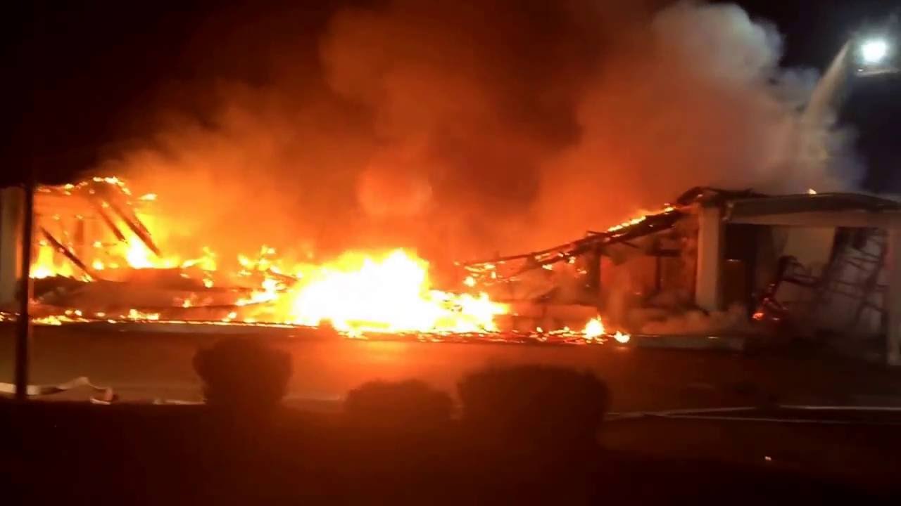 Feuerwehren bekämpfeln Brand bei Lidl in Kastellaun