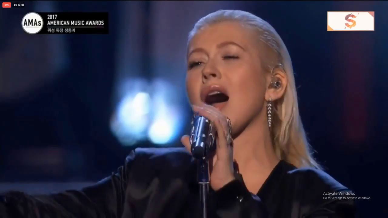 Christina Aguilera Performs Tribute to Whitney Houston - 2017 American Music Awards.