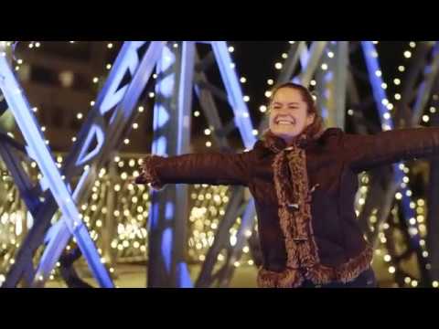 Blaue Brücke in Freiburg erstrahlt im Lichtermeer