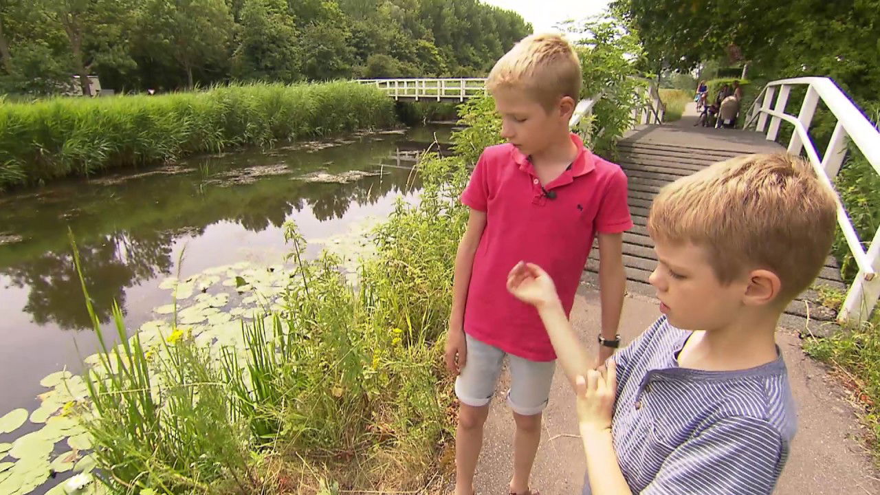 Leander (10) redt een baby uit het water