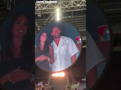 Lionel Messi caught on Coldplay 'kiss cam' (with wife Antonella!) 💋 #shorts Ctsy: @diceeldani/IG