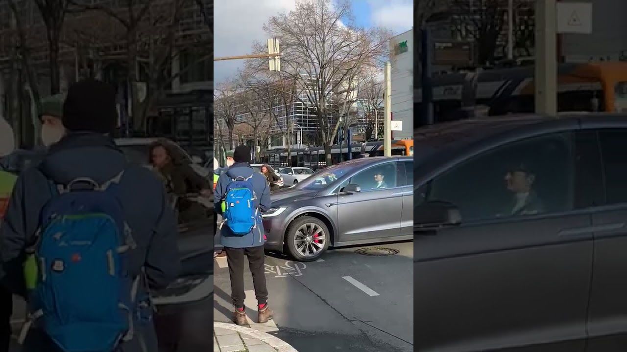 Aktivisten blockieren Autoverkehr in Mannheim Innenstadt