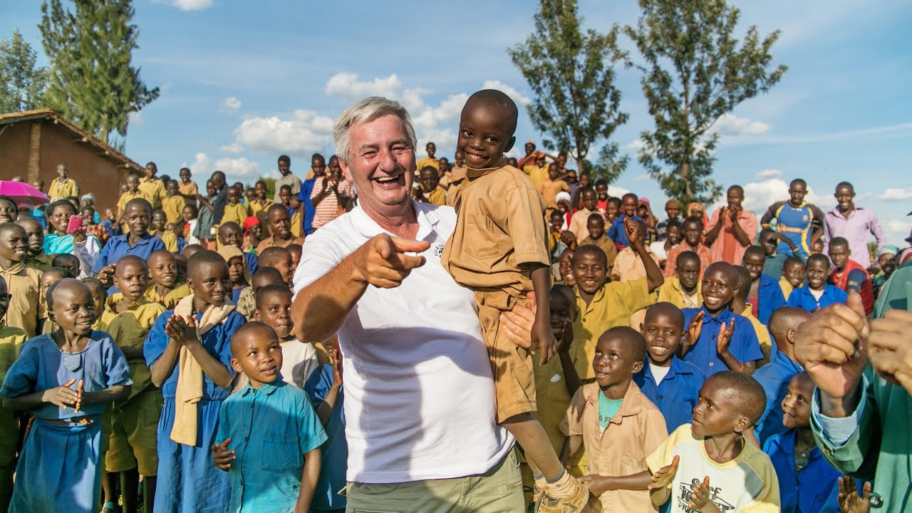 FLY & HELP – 1000 Schulen für die Welt – Vom Lebenstraum zum Lebenswerk