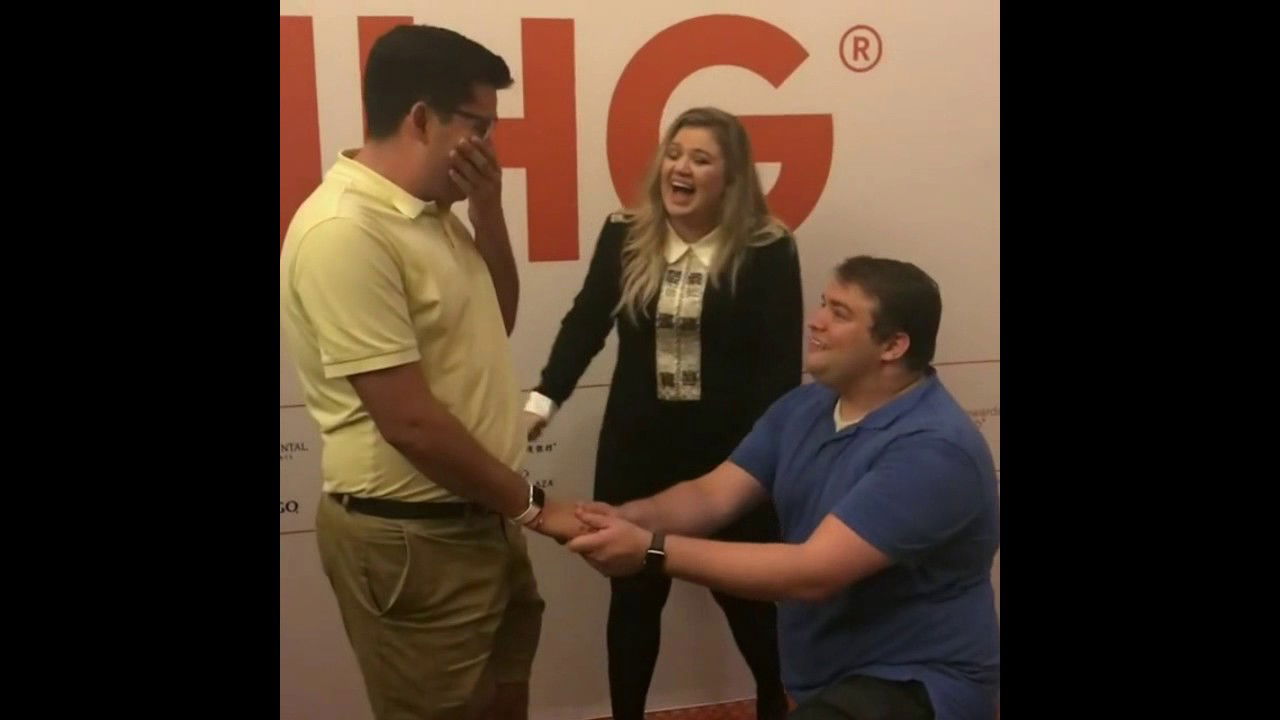 KELLY CLARKSON HELPS GAY FAN PROPOSE