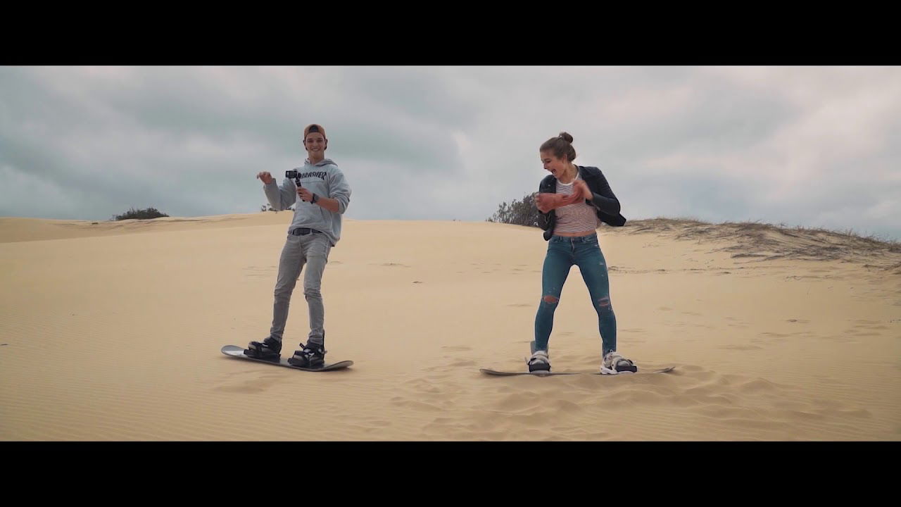 Lola startet ihre Abenteuer-Safari beim Sandboarding - Südafrika