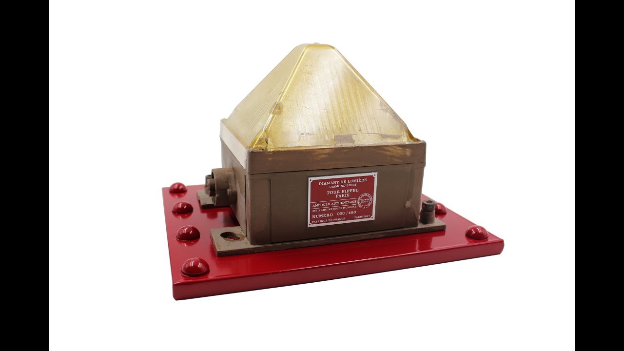 Un nouveau “Diamant de Lumière” pour les fêtes, dans une version stylisée « rouge de venise »