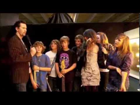 Lorde at age 12 (2009) with her school band + interview at 7:58