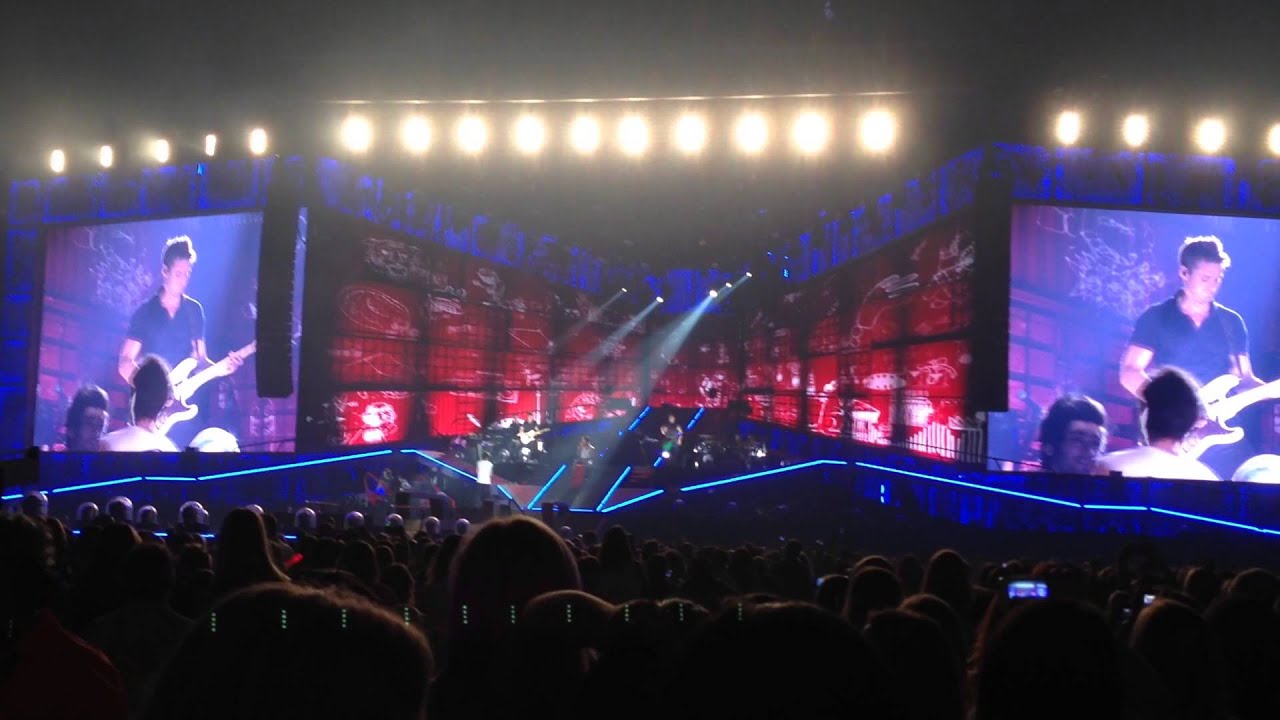 One Direction singing Sex On Fire - Dallas