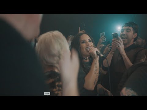 Demi Lovato sings Misery Business at Emo Nite!
