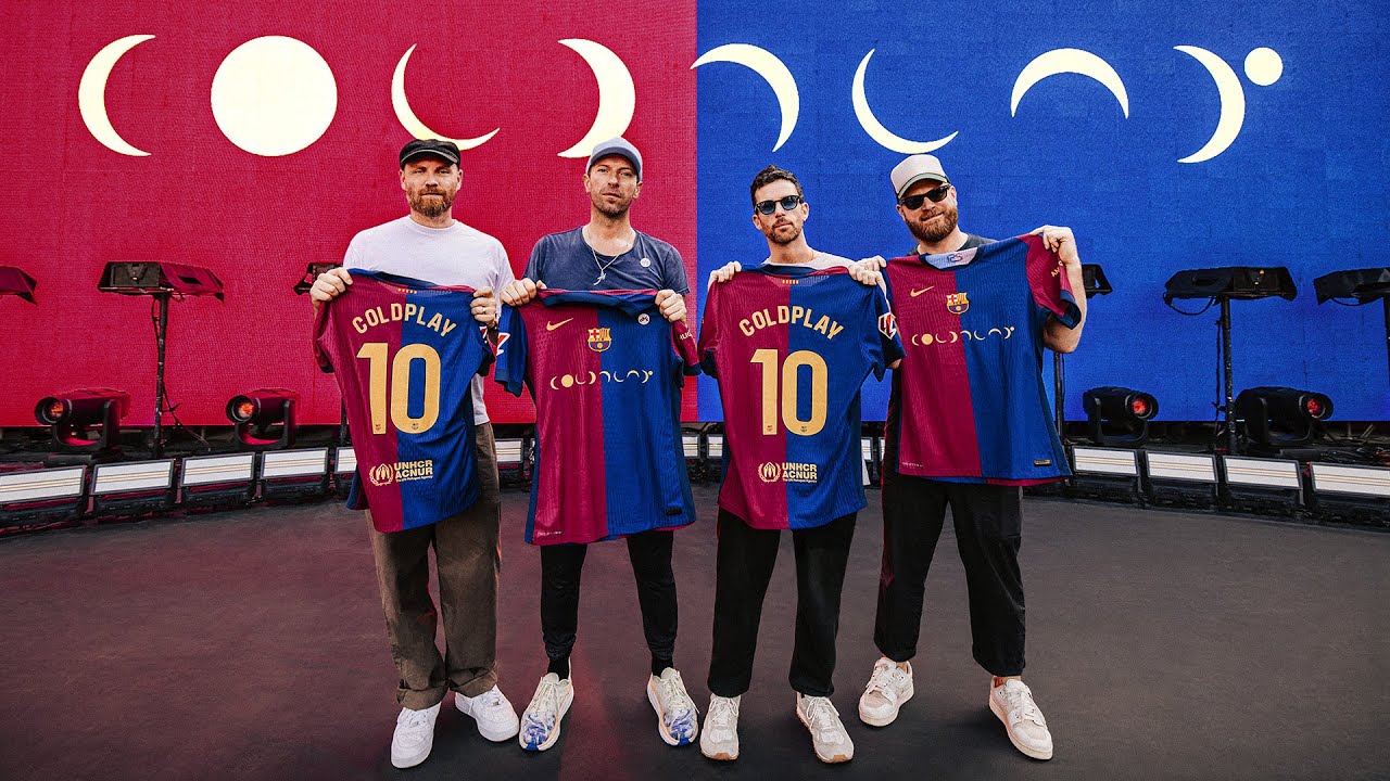 COLDPLAY POSE WITH "EL CLÁSICO" JERSEY "LOOK AT THE JERSEYS, LOOK HOW THEY SHINE FOR YOU" 💙❤️