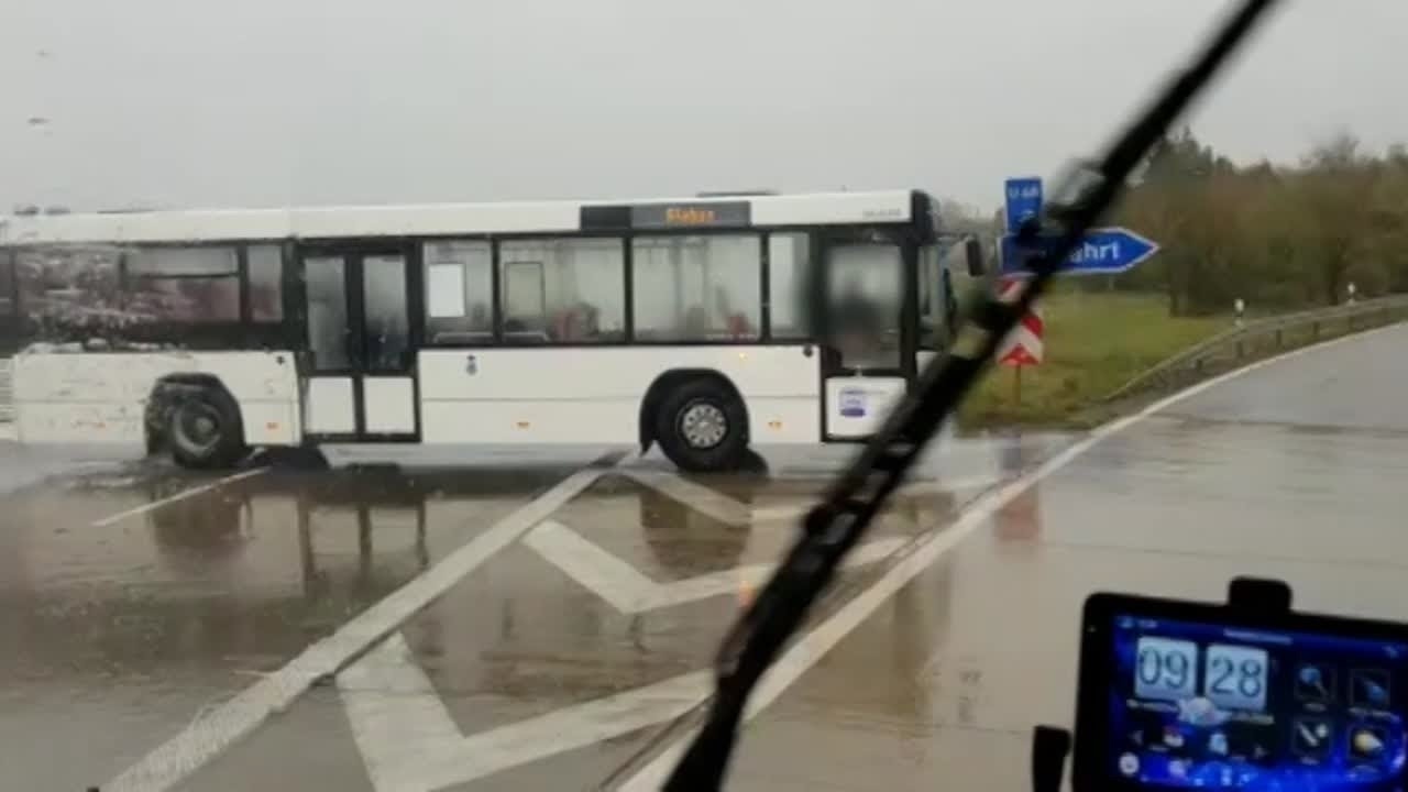 Bus wendet mitten auf der A9