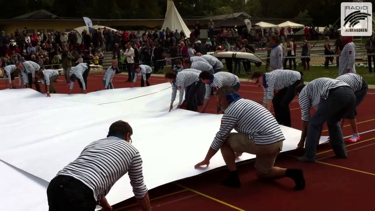 Karlsruher Kanuverein bricht den Weltrekord: Das Papierboot wird 14 Meter hoch