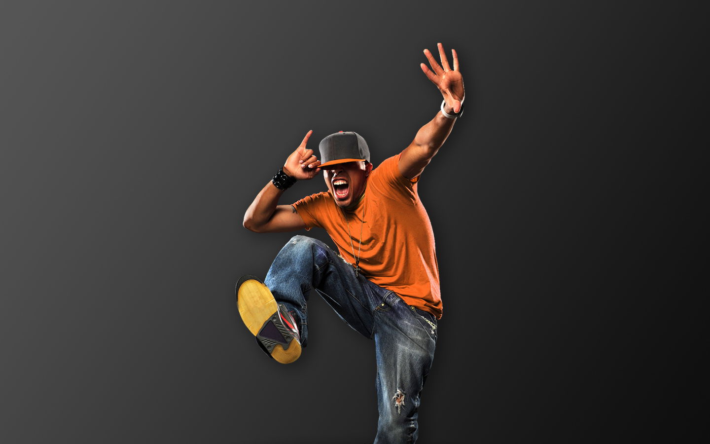 Springender Mann mit Cap im orangenen T-Shirt