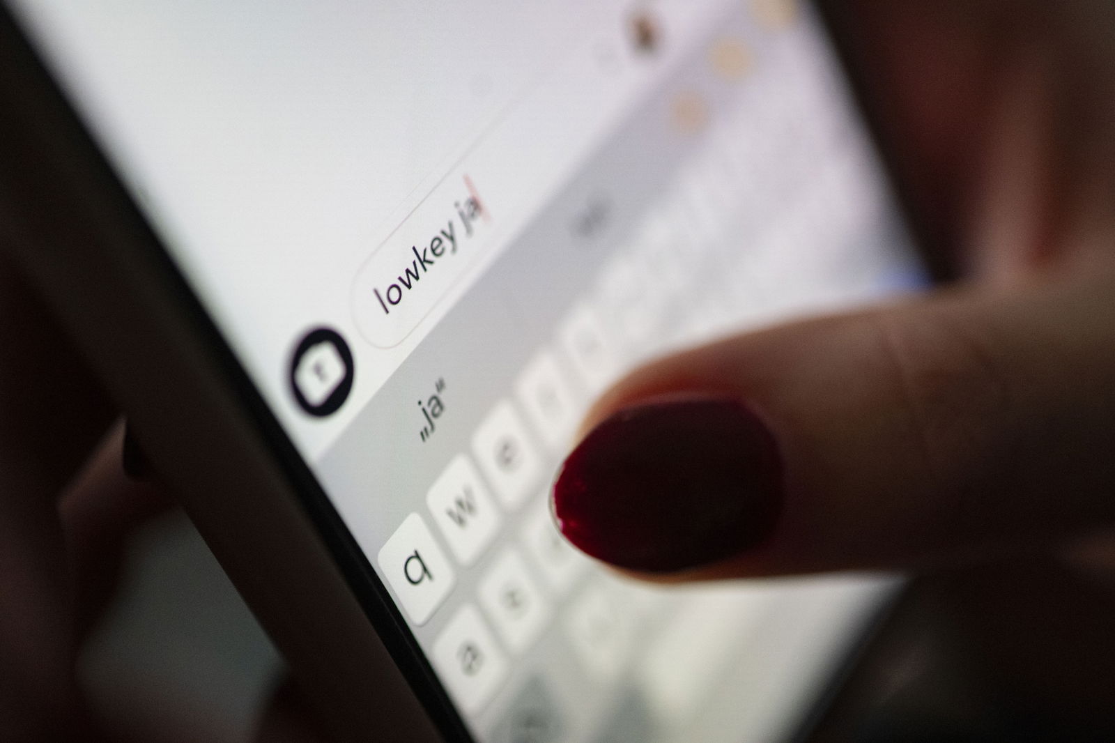  Das Wort «lowkey» ist auf einem Smartphone zu sehen. Jugendliche haben ihre Favoriten für das «Jugendwort des Jahres» 2025 gewählt, das Wort «lowkey» schaffte es unter die Top Ten.